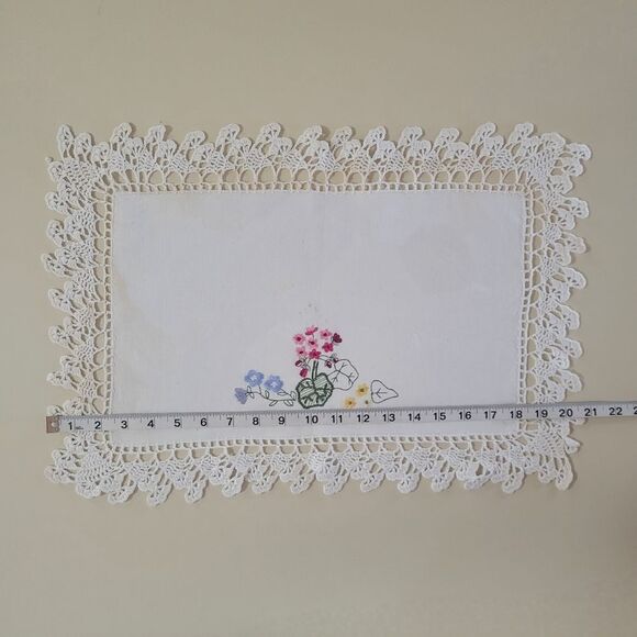 Vintage Embroidered Crochet Edged Doily Table Vanity Dresser Linen - Picture 5 of 7
